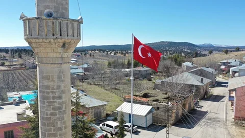 Güzeloluk Mahalle Meydanına On Altı Metrelik Bayrak Direği