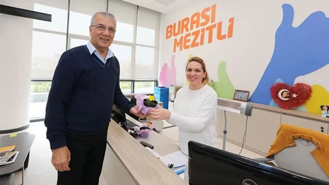 Başkan Tarhan Kadınçalışanlarını Ziyaret Ederek Çiçek Verdi