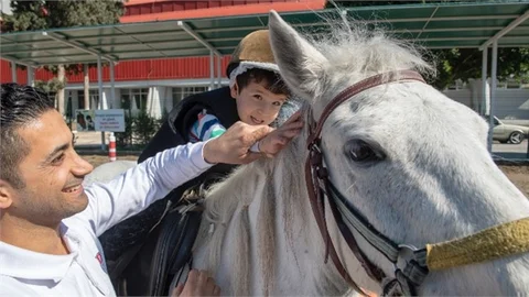 Mersin’deki Özel Çocuklar Atla Terapiyle İyileşiyor