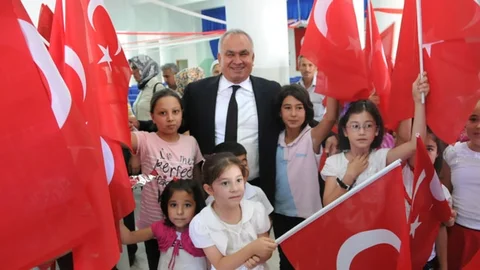 "İstiklal Marşımız, Maziyi Anlatıp Atiye Yön Veriyor"