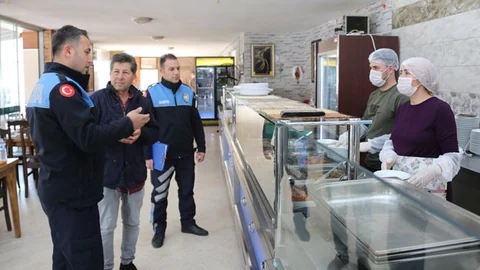 Erdemli Belediyesi Lokantalarda Maske ve Eldiven Kullanımını Yaygınlaştırıyor