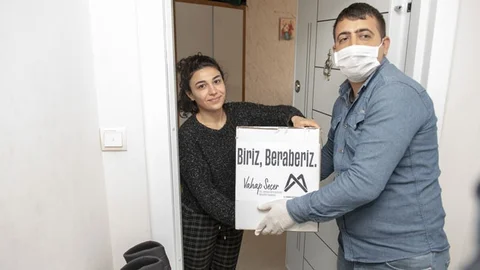 Azeri Üniversite Öğrencilerine Erzak Kolisi