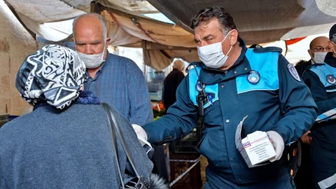 Belediye Otobüsüne Binen Her Yolcuya Ücretsiz Maske