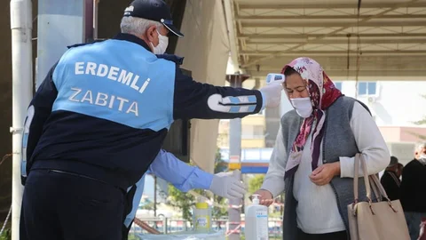 Pazar Yerinde Vatandaşlara Ücretsiz Maske Dağıtıldı