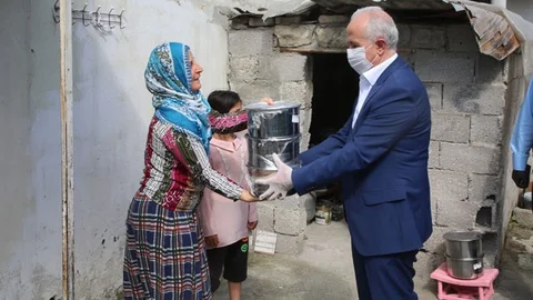 Yaşlı Vatandaşlara Erzak, Çocuklara Oyuncak