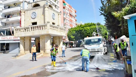 Tarsus’ta Caddeler Büyükşehir Ekiplerince Yıkandı