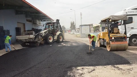 Büyükşehir’den Tarsus Sebze Hal Kompleksinde Asfalt Yama Çalışması
