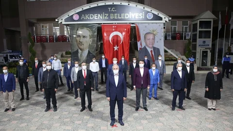 Belediye Binası Bayraklarla Donatıldı