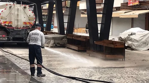 142. Cadde Üzerinde Bulunan Sabit Semt Pazarı Yıkanıp Dezenfekte Edildi