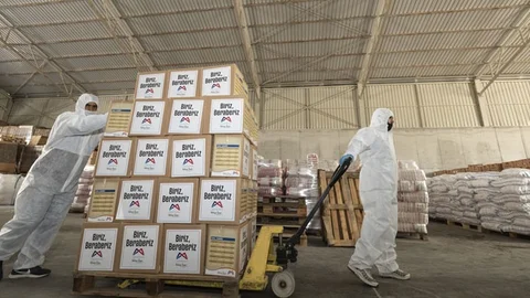 Roman Yurttaşların Yoğun Yaşadığı Mahallelere Gıda Paketi Ulaştırıldı