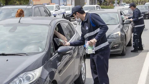 Mersin Şehir Merkezindeki Trafik Işıklarında Sağlık Paketi Dağıtıyor