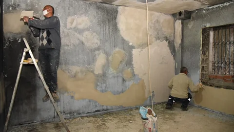 Evi Yanan Aileye Belediyeden Yardım