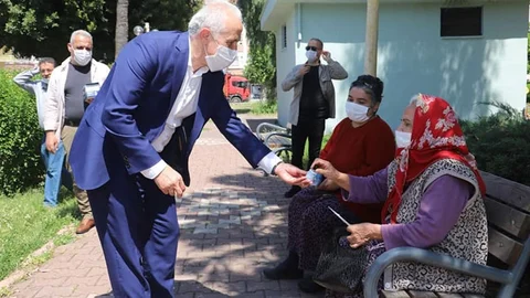 Gültak, Parklara Akın Eden Yaşlı Vatandaşlarla Sohbet Etti