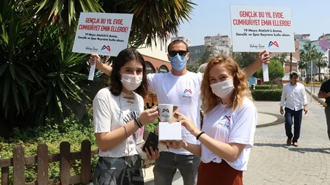 Uzun Bir Aradan Sonra Sokağa Çıkan Çocuklara Hediye