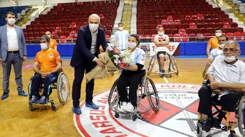 Gültak Tekerlekli Sandalyeye Oturdu, Engelli Sporcularla Basketbol Oynadı