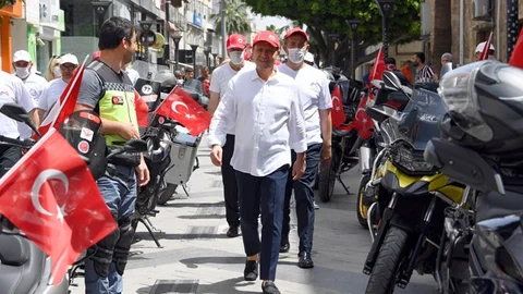 Mersin'de 19 Mayıs Coşkusu Evlere, Balkonlara Taşındı