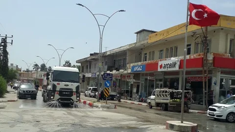 Yenice’de Cadde ve Sokaklar Büyükşehir Ekiplerince Yıkandı