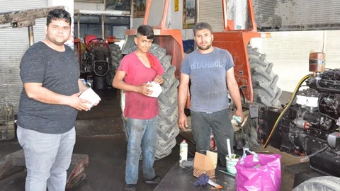 Büyükşehir Belediyesi’nden Vatandaşlara Kupa Bardaklı Bayram Şekeri