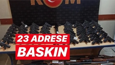 Polisten 23 Adrese Baskın