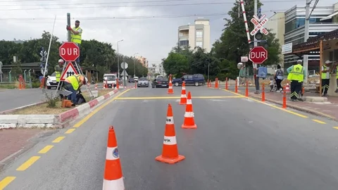 Hemzemin Geçitlerde Yıpranan Levhalar Değiştirildi, Yol Çizgileri Çizildi