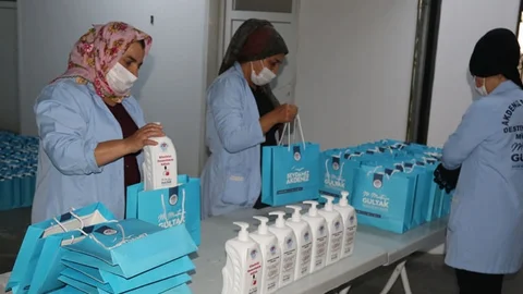 Berberler ve Kuaförler Odası’na Dezenfektan Desteği