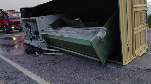 Makine Taşıyan Kamyon Devrildi!