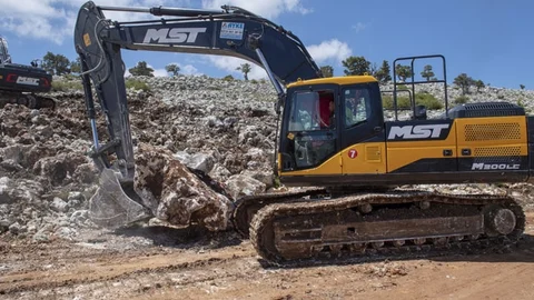 Mut’ta Kar Sularının Yıktığı Yol Onarılıyor