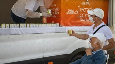 Mersin’de 65 Yaş ve Üstü Yurttaşlara Limonata İkramı