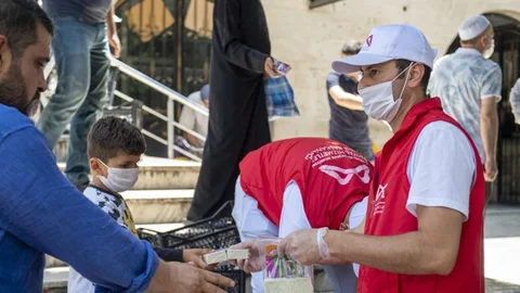 Mersin'de Cuma Namazı Çıkışı Vatandaşlara Sabun Paketi Dağıtıldı