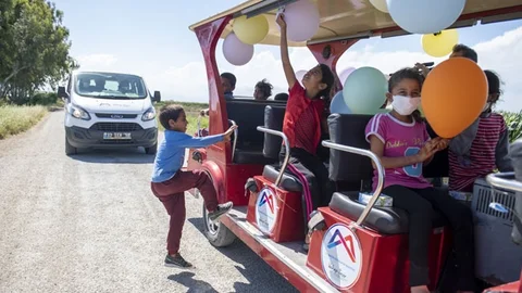 Nasır Tutmuş Minicik Eller, Balonlar ve Şekerlerle Buluştu