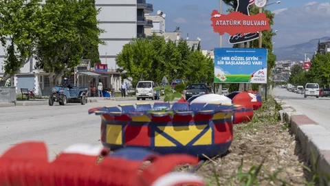 Lastikten Rengarenk Saksılar ve Kuğular Yapıldı