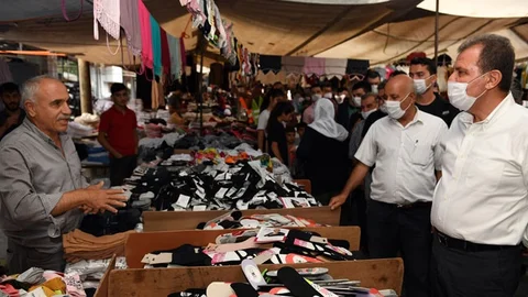 Seçer, Pazarcı Esnafıyla Bir Araya Gelip, Kahvelerini İçti