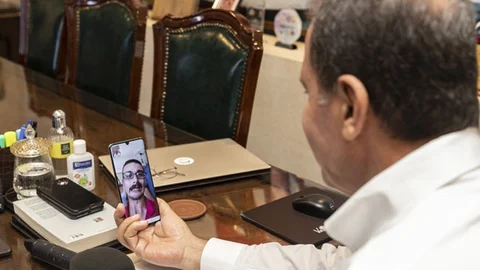 Seçer, Sınav Öncesinde Engelli Gence Moral Verdi