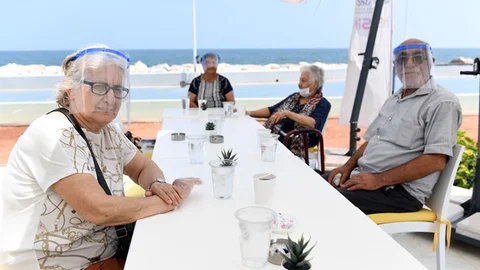 Yaş Almışlara Büyükşehir’den Çay Molası