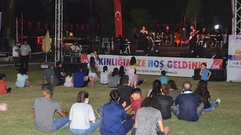 "Sandalyeni Kap Gel" Konserleri
