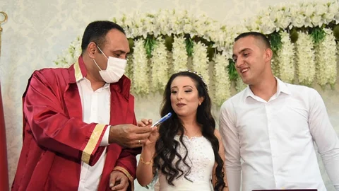 Hayatlarını Birleştiren Kalemi Anı Hediyesi Olarak Alıyorlar