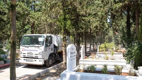 Büyükşehir, Kent Genelindeki 4 Bin 200 Mezarlıkta Bayram Temizliği Yapıyor