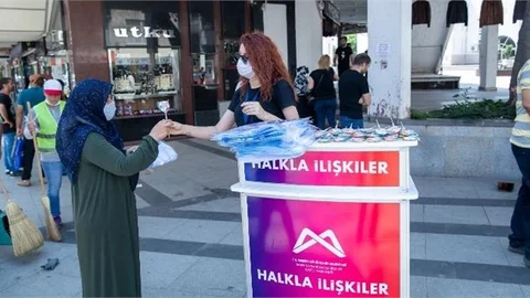Büyükşehir Ekipleri, Hediye ve Şekerlerle Çarşı Esnafının Kapısını Çaldı