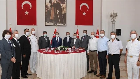 Başkan Seçer, Bayramın İlk Gününde Kent Protokolü İle Bayramlaştı