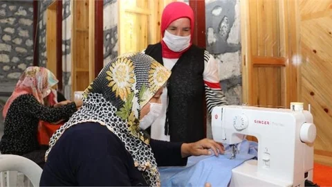 Kadınlar,  Tarihi Halkevi'nde Meslek Öğreniyor