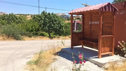 Mahalle Aralarına Ahşap Duraklar Yerleştirmeye Devam Ediyor