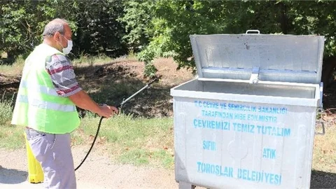 Toroslar'da Çöp Konteynerleri Dezenfekte Ediliyor