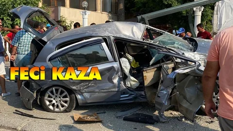 Otomobil Durağa Girdi: 1 Ağır 4 Yaralı