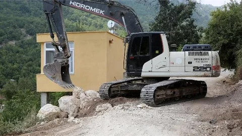 Bir Mahallede Taş Duvar Çalışması