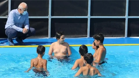 Gültak, Yüzme Havuzundaki Çocukları Ziyaret Etti