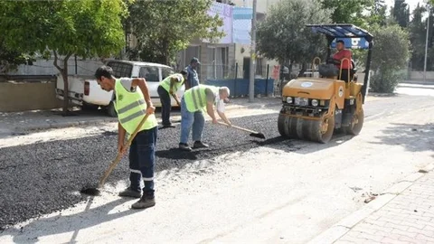 Toroslar'da Asfalt Serim Çalışmaları Devam Ediyor