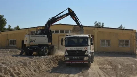 Gülnar'da Kuş Üzümü Paketleme Tesisi Kurulacak Olan Alanın Çevre Düzenleme Çalışmaları Başladı