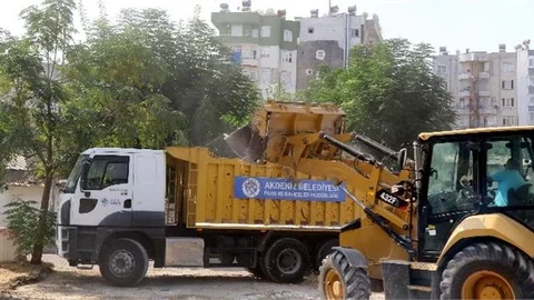 Barış Mahallesinde; Çöp ve Çeşitli Atıklar İle Ot ve Çalı Biriken Boş Arsalar Temizlendi