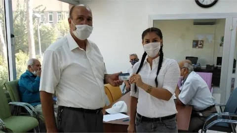 Büyükşehir Tarsus Emekli Evinde Üye Kartları Dağıtılıyor