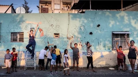 Kadın, Erkek, Genç, Yaşlı El Birliği İle Duvarları Renklendiriyor